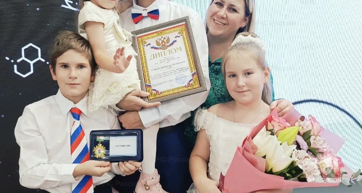 Сотрудник МЧС из Калуги получил медаль за видео о семье на фестивале ко Дню отца