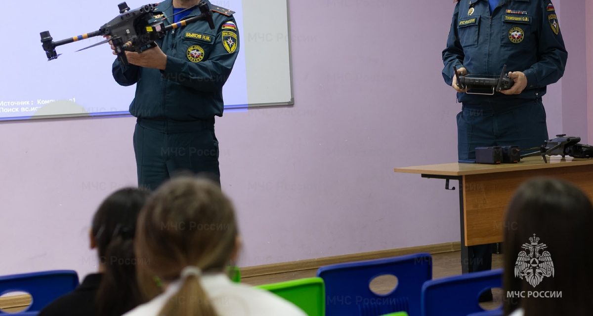 Спасатели привезли школьникам в Большие Козлы профессиональные дроны — дети рассмотрели их вблизи