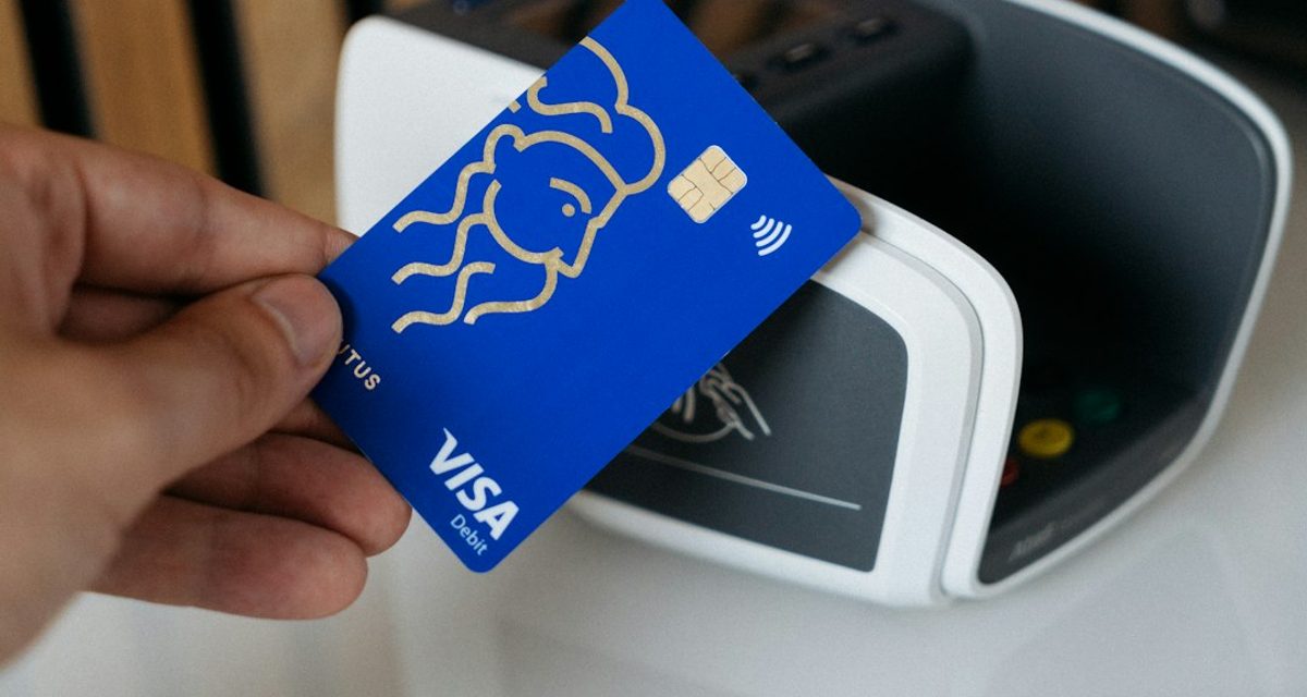 Молодым людям предлагают быстрый заработок за банковскую карту — так работает дропперство