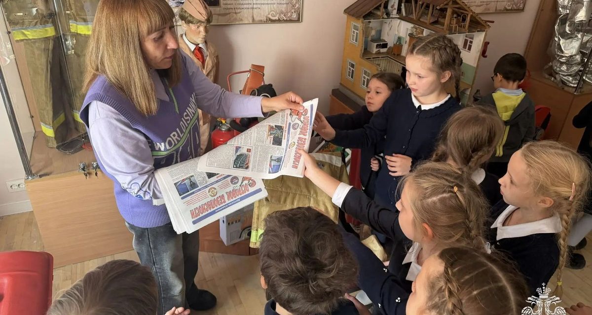 В Калуге дети качали воду насосом начала XIX века и примеряли форму пожарных