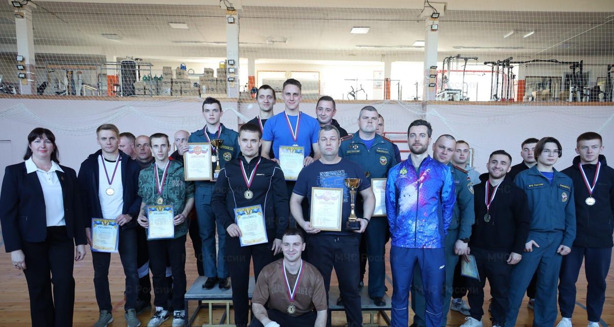 Пожарные Калужской области выяснили, кто сильнее в рывке и толчке