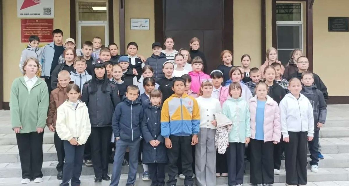 В Обнинском парке «Тётушка Светофор» учила детей ПДД, а малыши сели за руль служебной машины