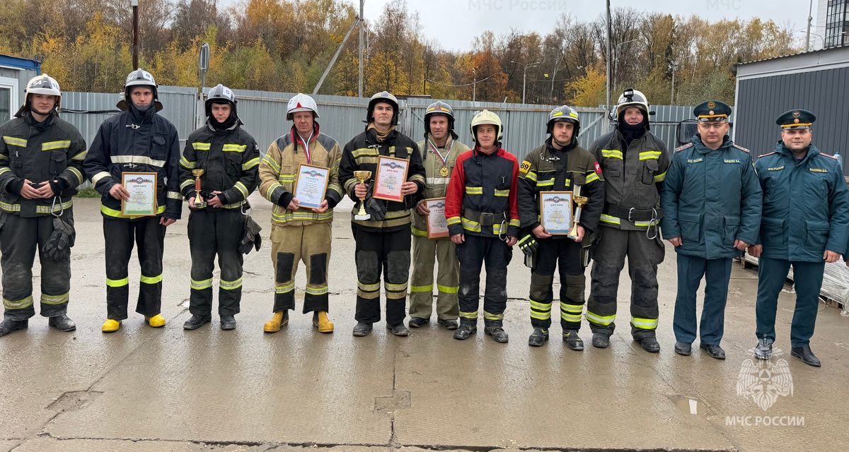 Пожарные и спасатели в полной экипировке поднялись на 30-й этаж единственного такого дома в области