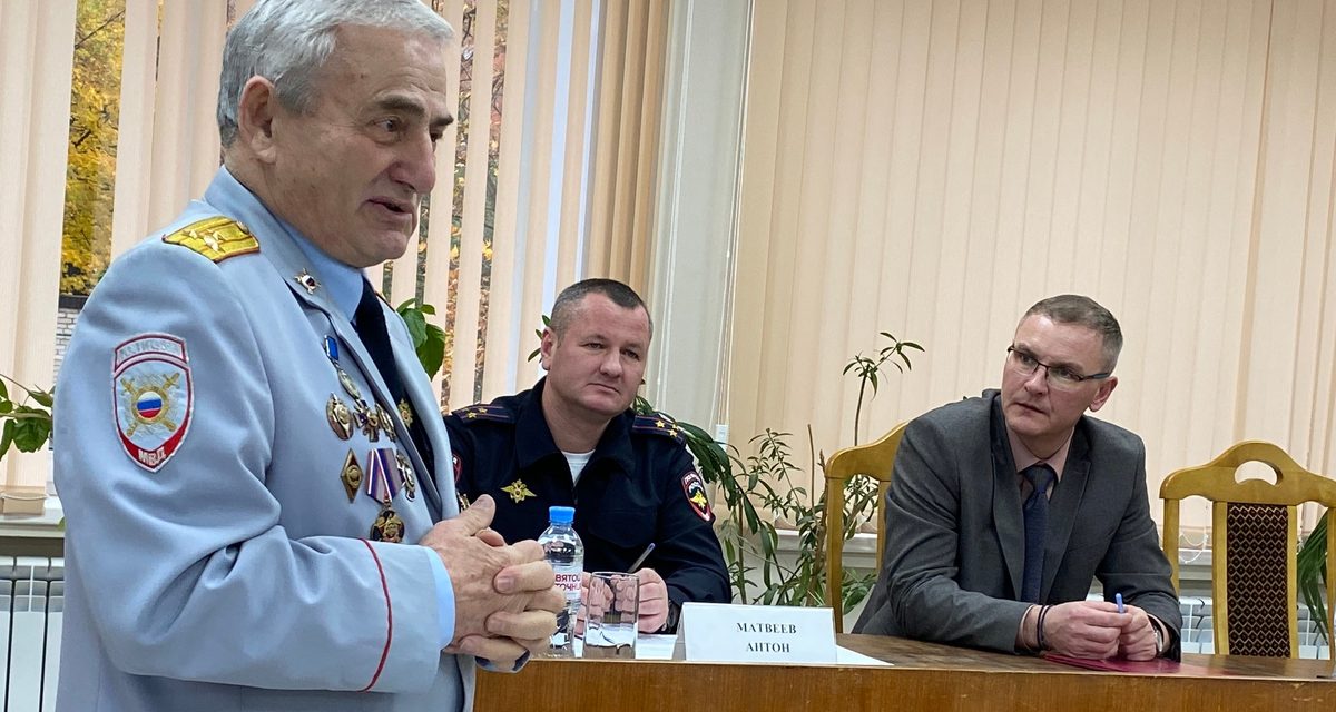 Полковник в отставке получил медаль после 42 лет службы в органах